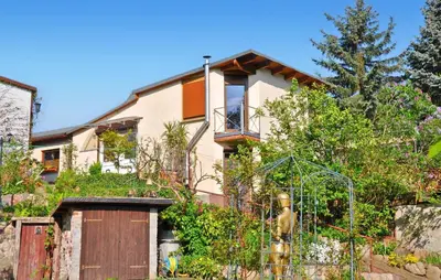 Das Gebäude in dem sich das Ferienhaus befindet