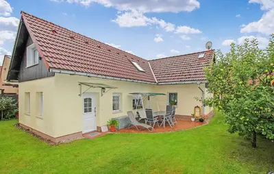Ein Garten an der Unterkunft Ferienhaus Röddelin