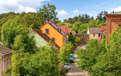 Das Gebäude in dem sich das Ferienhaus befindet