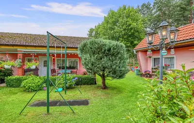 Ein Garten an der Unterkunft Doppelhaushälfte Altglobsow