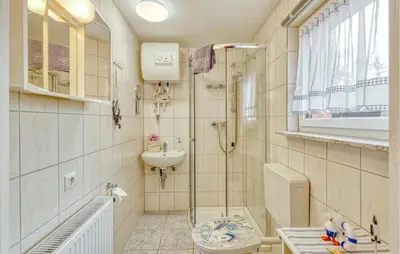 Ein Badezimmer in der Unterkunft Doppelhaushälfte Altglobsow