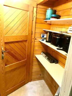 Küche/Küchenzeile in der Unterkunft FEWO PARTNERS Haus Clemens - Gemütliches Holzhaus mit Grundstück nahe Badesee