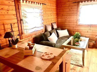 Ein Sitzbereich in der Unterkunft FEWO PARTNERS Haus Clemens - Gemütliches Holzhaus mit Grundstück nahe Badesee