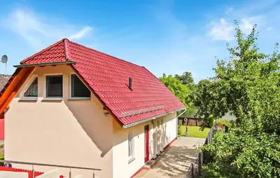 Das Gebäude in dem sich das Ferienhaus befindet
