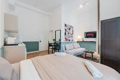 Ein Bett oder Betten in einem Zimmer der Unterkunft Prenzlauer Pearl Luxury Suite