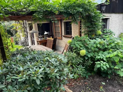 Ein Garten an der Unterkunft Cottage mit Garten