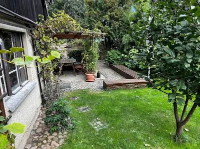 Ein Garten an der Unterkunft Cottage mit Garten