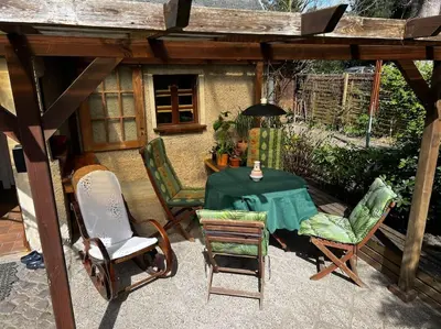 Ein Garten an der Unterkunft Cottage mit Garten
