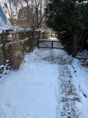 Cottage mit Garten im Winter