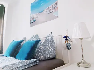 Ein Bett oder Betten in einem Zimmer der Unterkunft Amazing apartment in the heart of Berlin next to Check Point Charlie, 1 to 4 Guests