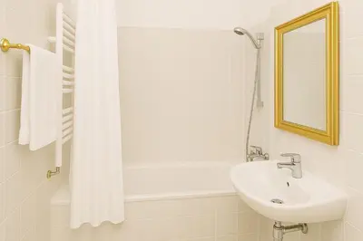 Ein Badezimmer in der Unterkunft Amazing apartment in the heart of Berlin next to Check Point Charlie, 1 to 4 Guests