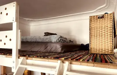 Ein Bett oder Betten in einem Zimmer der Unterkunft Bright 20sqm Room with Bay Window near Schönhauser Allee