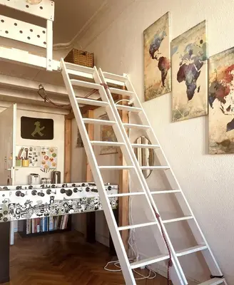Ein Etagenbett oder Etagenbetten in einem Zimmer der Unterkunft Bright 20sqm Room with Bay Window near Schönhauser Allee