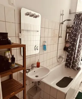 Ein Badezimmer in der Unterkunft Bright 20sqm Room with Bay Window near Schönhauser Allee