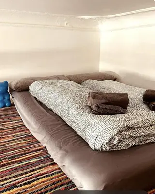 Ein Bett oder Betten in einem Zimmer der Unterkunft Bright 20sqm Room with Bay Window near Schönhauser Allee