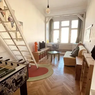 Bright 20sqm Room with Bay Window near Schönhauser Allee