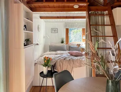 Ein Sitzbereich in der Unterkunft Tiny House mit Garten in See-Nähe