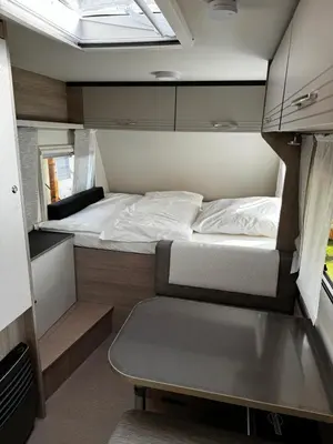 Ein Bett oder Betten in einem Zimmer der Unterkunft Reisemobil Zentrum Berlin