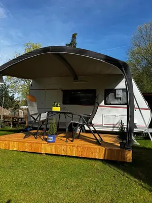 Ein Garten an der Unterkunft Reisemobil Zentrum Berlin