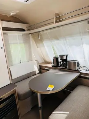 Ein Sitzbereich in der Unterkunft Reisemobil Zentrum Berlin