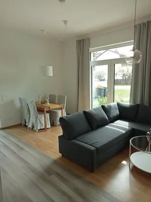 Ein Sitzbereich in der Unterkunft Stadtgrün 1, Ruhiges Apartment mit Terrasse und kostenlosem Parkplatz, ideal für Berlin-Besucher