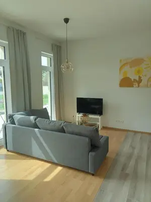 TV/Unterhaltungsangebot in der Unterkunft Stadtgrün 1, Ruhiges Apartment mit Terrasse und kostenlosem Parkplatz, ideal für Berlin-Besucher