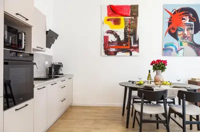 Küche/Küchenzeile in der Unterkunft oompH Berlin 3BR Apt with Light Tones and Artwork