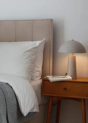 Ein Bett oder Betten in einem Zimmer der Unterkunft oompH Berlin 3BR Apt with Light Tones and Artwork