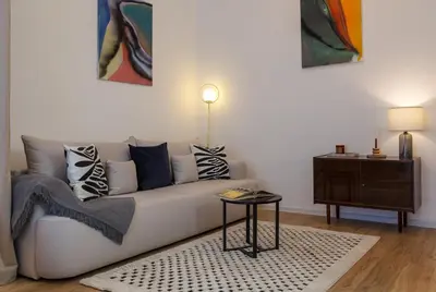 Ein Sitzbereich in der Unterkunft oompH Berlin 3BR Apt with Light Tones and Artwork