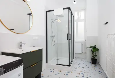Ein Badezimmer in der Unterkunft oompH Berlin 3BR Apt with Light Tones and Artwork