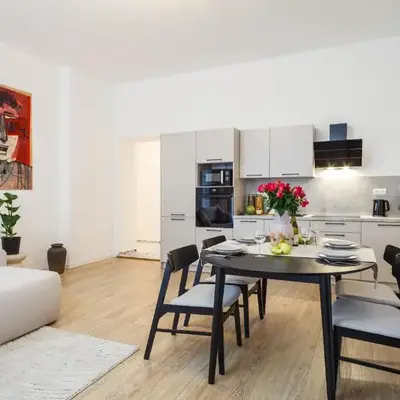 oompH Berlin 3BR Apt with Light Tones and Artwork
