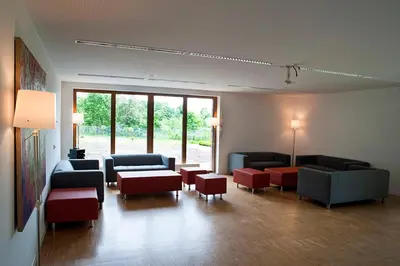 Ein Sitzbereich in der Unterkunft Umwelt Bildungszentrum Berlin