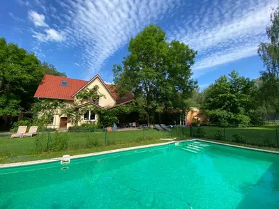 Der Swimmingpool an oder in der Nähe von Villa Kersdorf
