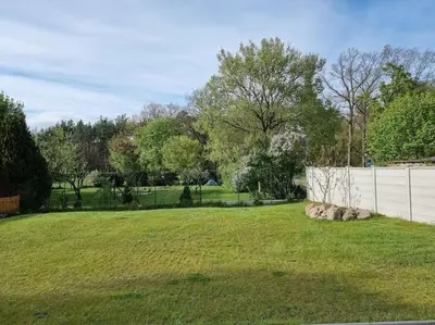 Ein Garten an der Unterkunft Glückseligkeit am Waldesrand