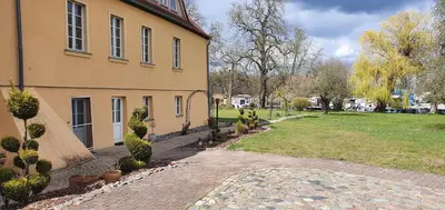 Ein Garten an der Unterkunft Schloss Zehdenick