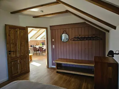 Ein Sitzbereich in der Unterkunft Holz9