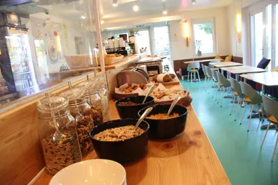 Ein Restaurant oder anderes Speiselokal in der Unterkunft ADAPT APARTMENT HOTEL BERLIN - Adlershof