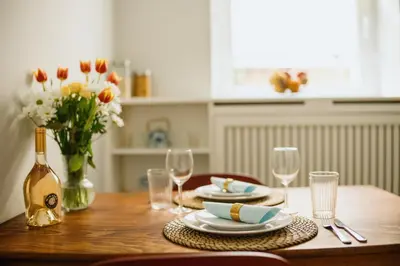 Getränke in der Unterkunft Homely Berlin - Cozy Studio, Modern, Near Theater & Kurfürstendamm