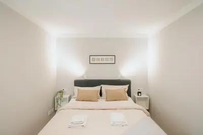 Ein Bett oder Betten in einem Zimmer der Unterkunft Homely Berlin - Cozy Studio, Modern, Near Theater & Kurfürstendamm