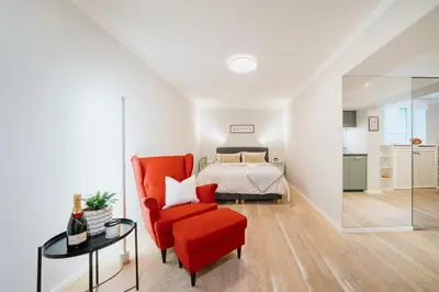 Ein Bett oder Betten in einem Zimmer der Unterkunft Homely Berlin - Cozy Studio, Modern, Near Theater & Kurfürstendamm