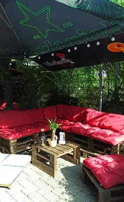 Ein Sitzbereich in der Unterkunft Marleen`s Bar und Zimmer