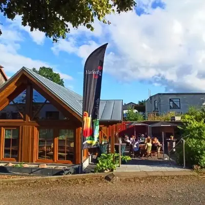 Marleen`s Bar und Zimmer