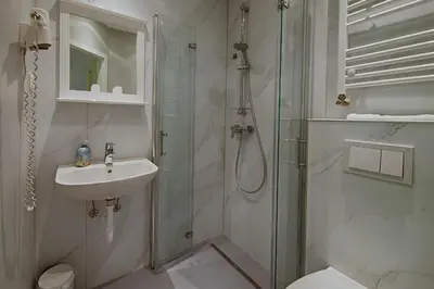 Ein Badezimmer in der Unterkunft See Hotel Karlslust Chalets