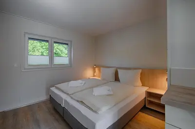 Ein Bett oder Betten in einem Zimmer der Unterkunft See Hotel Karlslust Chalets