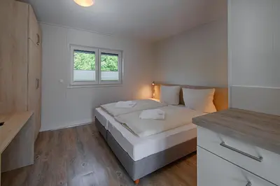 Ein Bett oder Betten in einem Zimmer der Unterkunft See Hotel Karlslust Chalets
