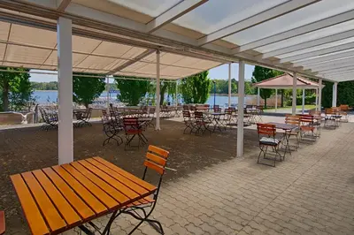 Ein Restaurant oder anderes Speiselokal in der Unterkunft See Hotel Karlslust Chalets