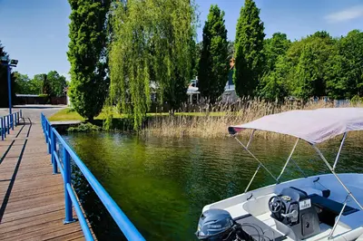 Blick auf einen Fluss in der Nähe des Hotels