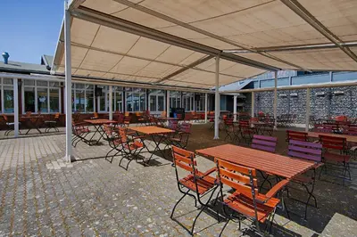 Ein Restaurant oder anderes Speiselokal in der Unterkunft See Hotel Karlslust Chalets