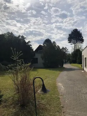 Ein Garten an der Unterkunft Lakeside Studio – Haus mit Seezugang