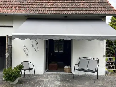 Das Gebäude in dem sich das Ferienhaus befindet